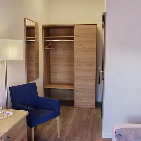 ゲストハウス Stichwehs Am Bahnhof 3*